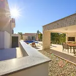Beautiful home in Vrbnik w/ Outdoor swimming pool, WiFi&3 Bedrooms Dom wakacyjny *