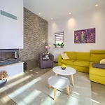 Dom wakacyjny Beautiful home in Vrbnik w/ Outdoor swimming pool, WiFi&3 Bedrooms Vrbnik (Primorje-Gorski Kotar)