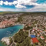 Beautiful home in Vrbnik w/ Outdoor swimming pool, WiFi&3 Bedrooms Dom wakacyjny *