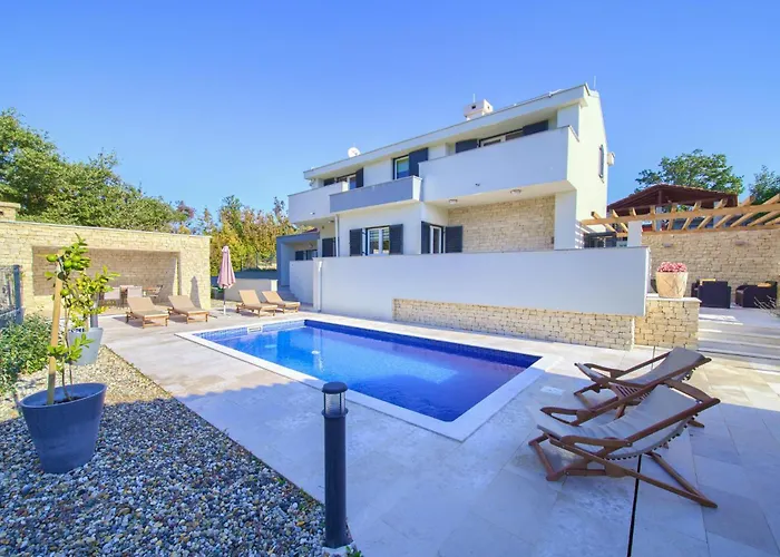3 Bedroom In Risika *